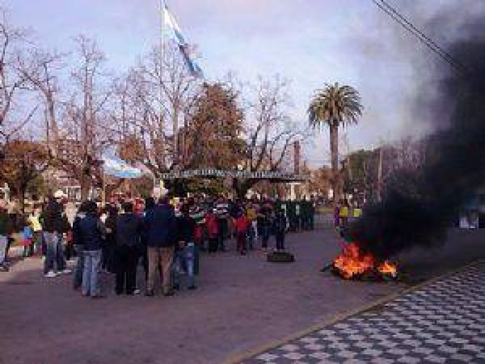 La localidad de Warnes se moviliz� por los caminos inundados