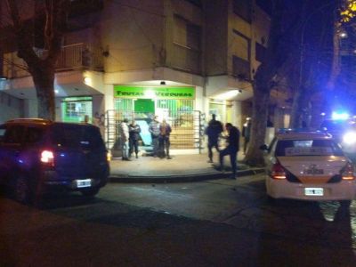 Verdulero recibi� un puntazo en un local ubicado en Rawson y Arenales