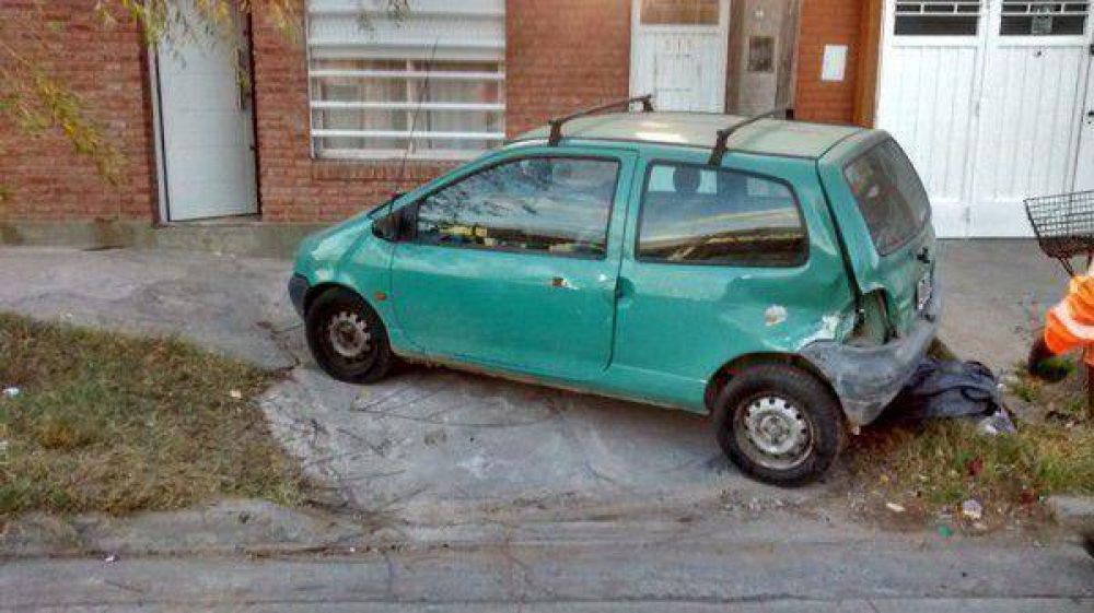 Choc� con un auto, huy� y termin� impactando contra un poste