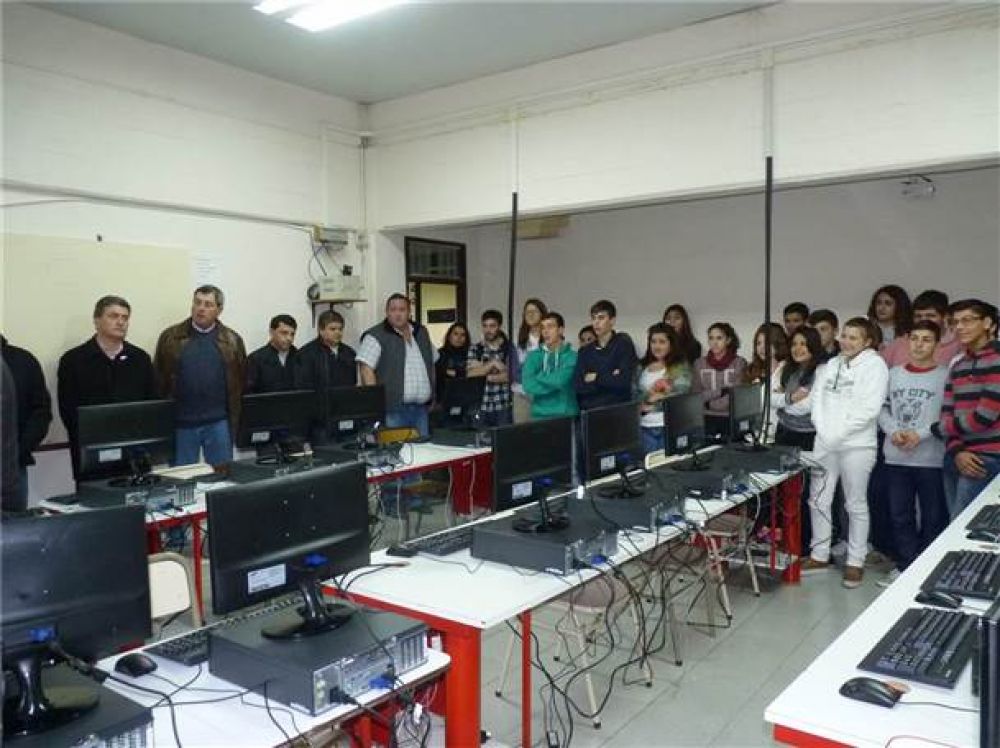 Entregaron equipamiento inform�tico al ex Nacional
