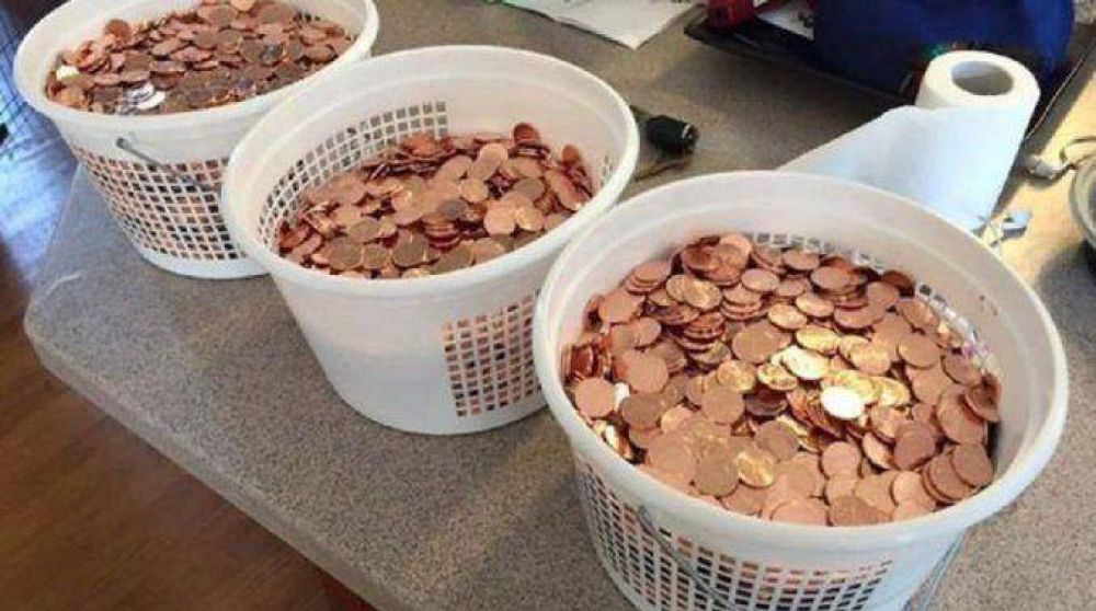 Pag� una multa con 11 mil monedas de un centavo