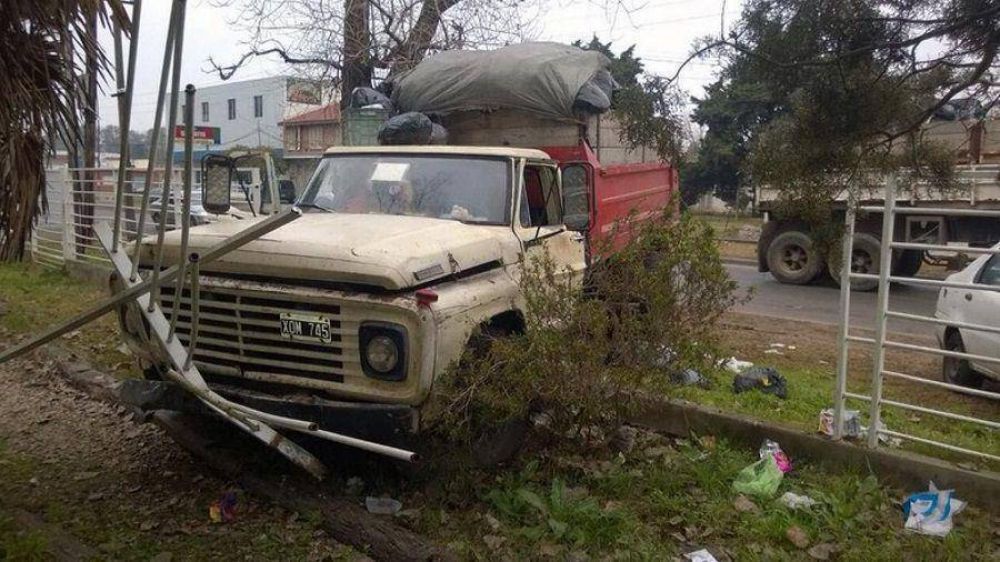Por segunda vez en la semana: Cami�n del Municipio choc� y casi causa una tragedia