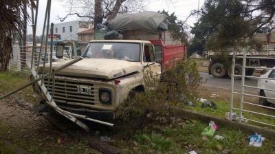 Por segunda vez en la semana: Cami�n del Municipio choc� y casi causa una tragedia
