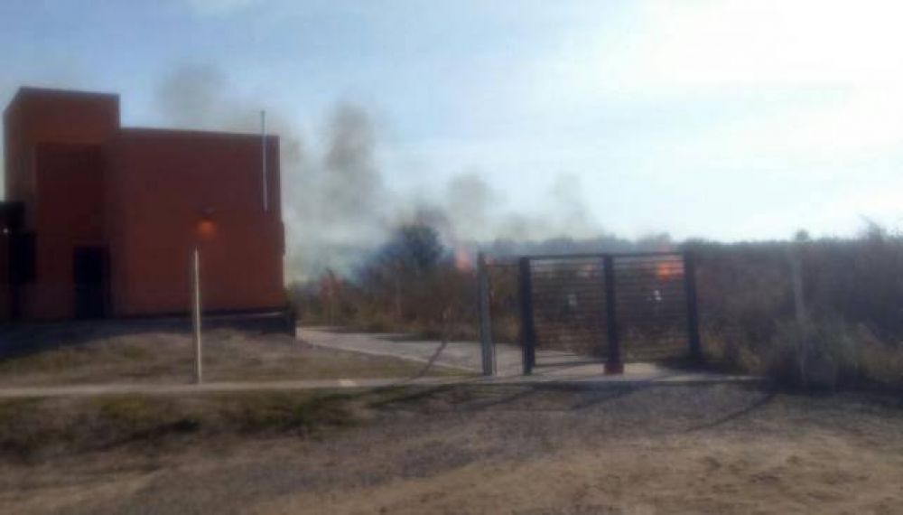 Fuego amenaza asentamiento precario en Alta Gracia