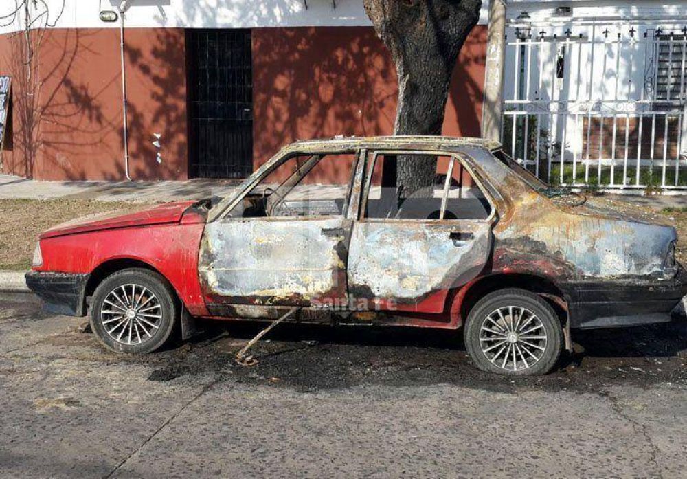 Volvieron los quemacoches: esta vez incendiaron un Renault 18 en Sargento Cabral