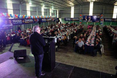Fuerte apoyo de los vecinos de Islas a la candidatura de Julio Zamora