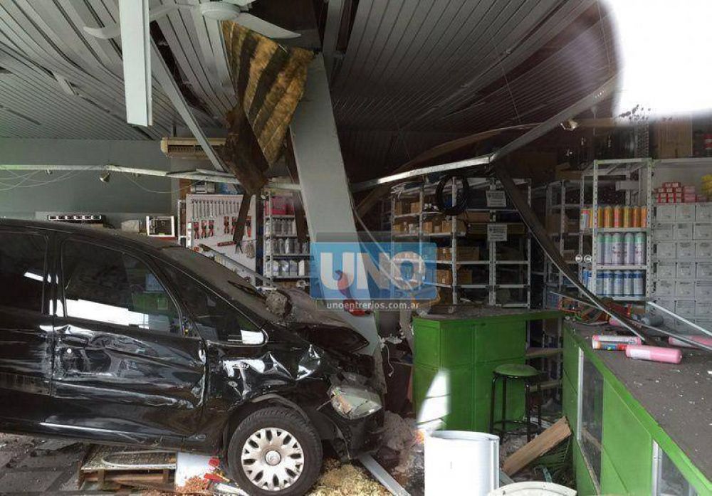 Accidente con suerte: Un joven se meti� a un comercio con su auto y caus� graves destrozos