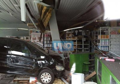 Accidente con suerte: Un joven se meti� a un comercio con su auto y caus� graves destrozos