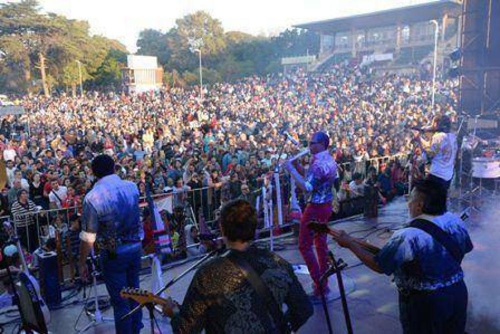 Con el show de Los Tekis comenzaron las vacaciones de invierno en Paran� 
