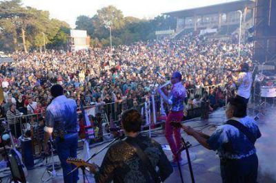 Con el show de Los Tekis comenzaron las vacaciones de invierno en Paran� 