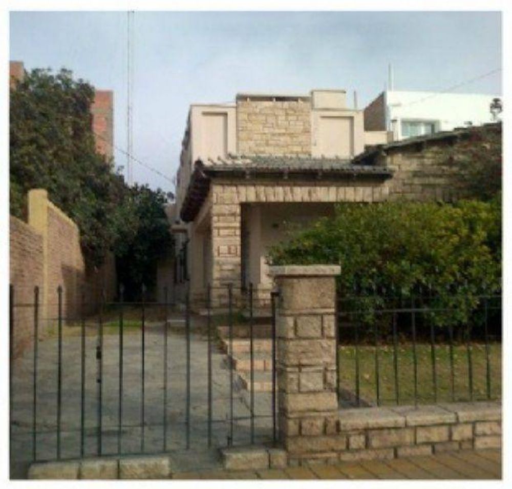 Atrap� a los ladrones adentro de su casa y lo apu�alaron 11 veces