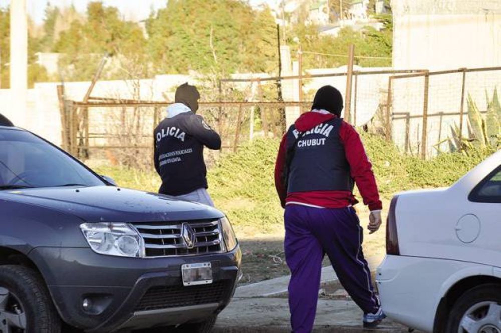 Recuperan parte del dinero y detienen a un sospechoso en cinco allanamientos por el asalto a familia en KM 3