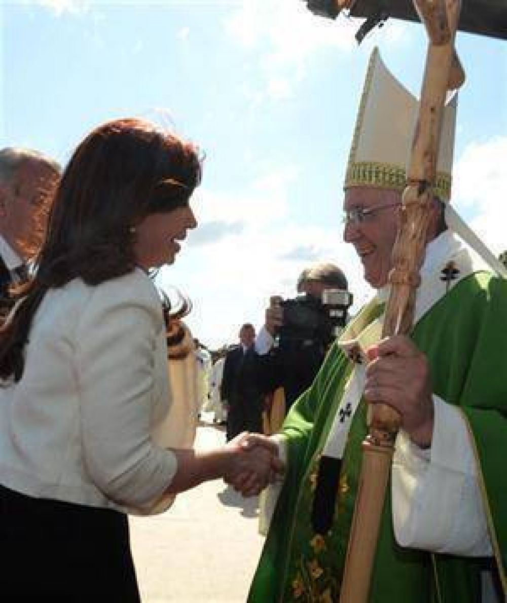 Cristina saludó al Papa en Paraguay, pero no tuvieron reunión privada