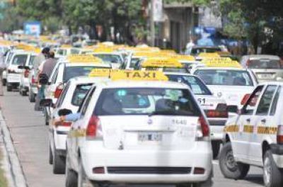Choferes de taxi presionan para alcanzar el blanqueo laboral
