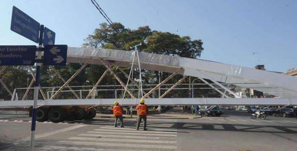 Se instal� la mitad de un puente peatonal del cintur�n ferroviario