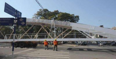 Se instal� la mitad de un puente peatonal del cintur�n ferroviario