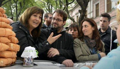 Massistas porte�os en la Feria de Mataderos