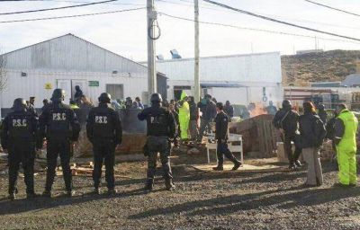 Desalojan a manifestantes apostados en el ingreso a la Minera Santa Cruz