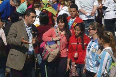 Santiague�os emocionados al vivir este hist�rico viaje papal