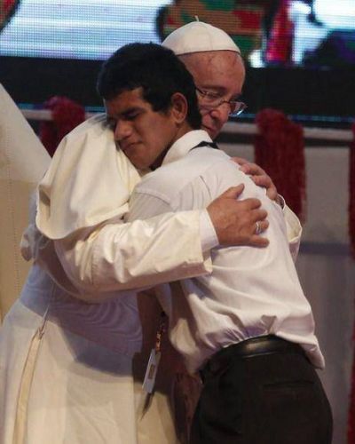 Francisco cerr� su gira con un llamado a incluir a los que piensan distinto
