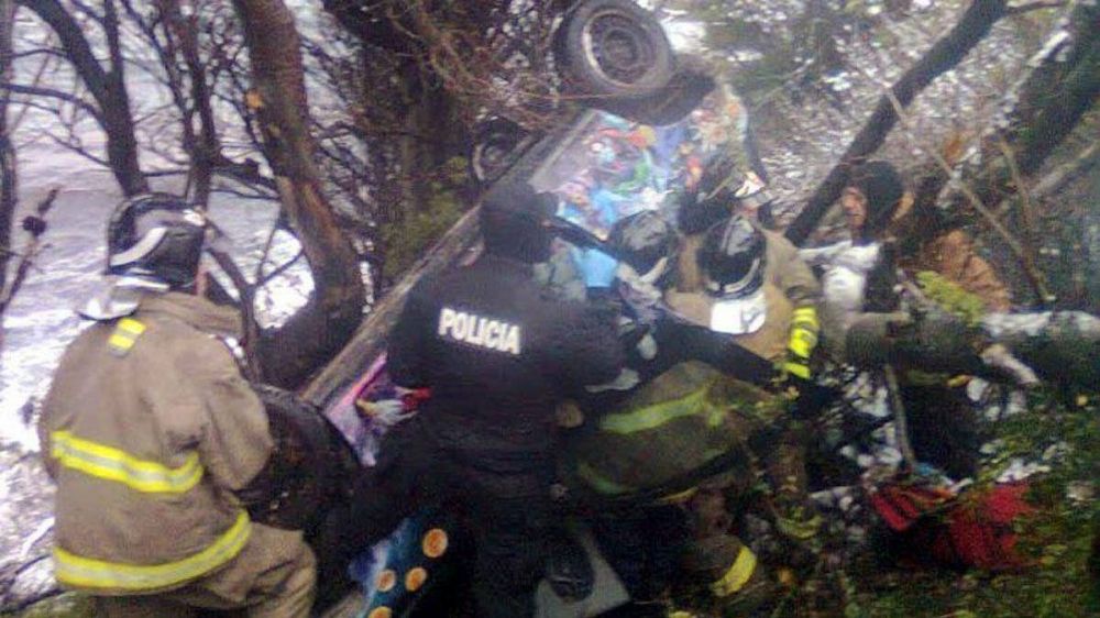 Auto se despist� y cay� por un acantilado