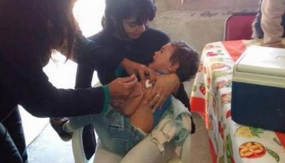 Profesionales vacunaron a vecinos contra la gripe