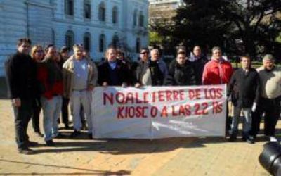 Kiosqueros de La Plata se resisten a cerrar a las 22.00 y lanzan medida de fuerza: No cargar�n SUBE