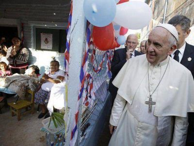 El Papa tom� mate con una pobladora del Ba�ado Norte
