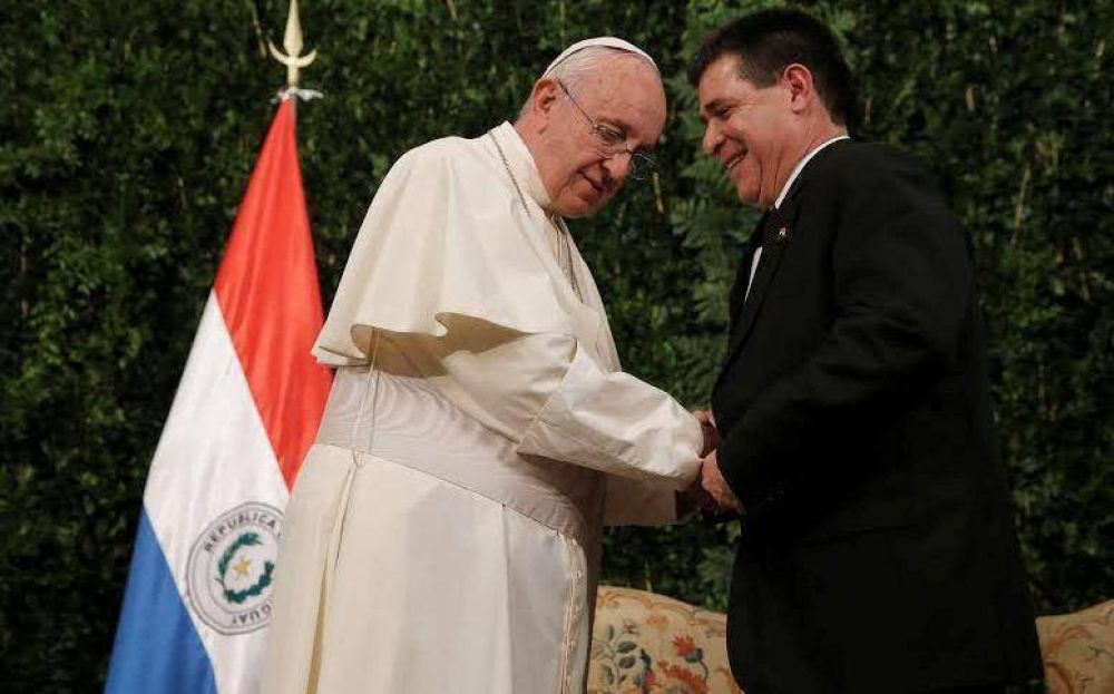Francisco envió agradecimiento al Paraguay desde el avión papal