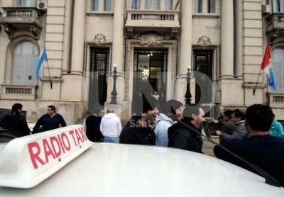 Taxistas y remiseros autoconvocados marcharon por seguridad y pidieron la renuncia de Lamberto