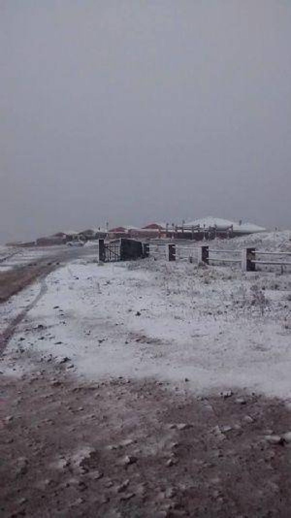 Con la lluvia, cayeron las primeras nevadas en los cerros del Valle Central