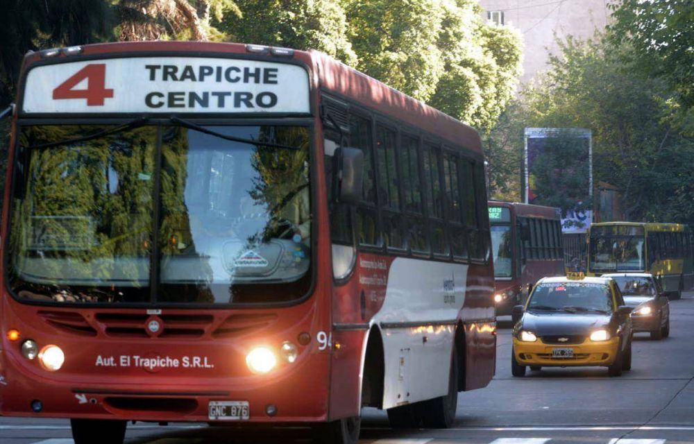 Gobierno admite deuda al transporte por $ 104 millones