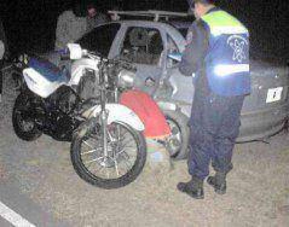 Dos j�venes en una moto chocaron con autom�vil