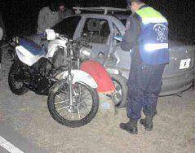 Dos j�venes en una moto chocaron con autom�vil