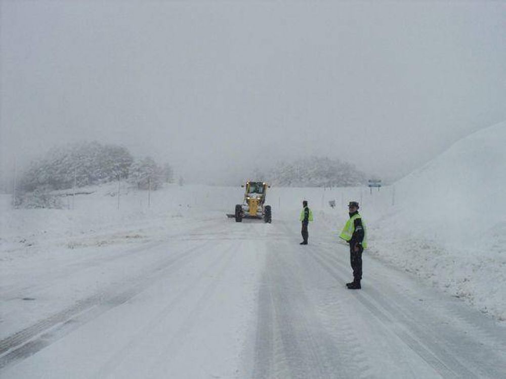 Cierran el paso Samor� por intensas nevadas