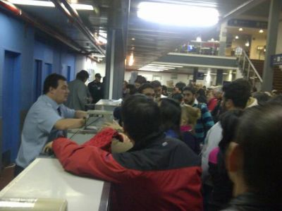 Pasajeros varados reclaman en el Aeropuerto