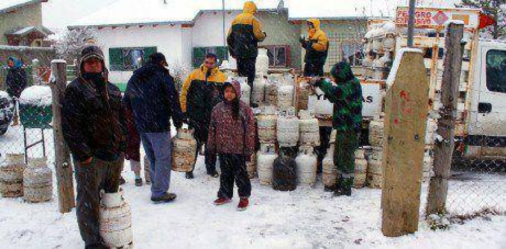 El Gobierno entreg garrafas a vecinos de Bariloche