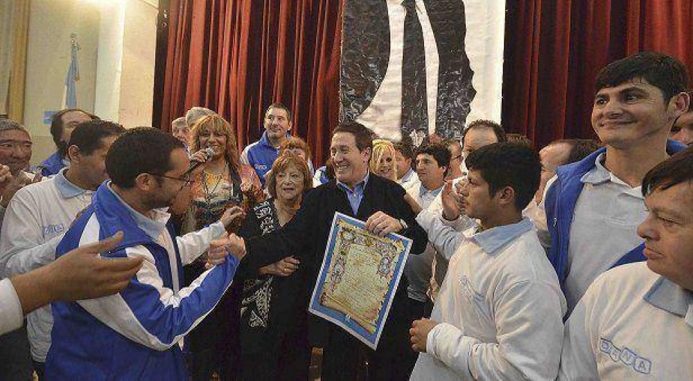 EL INTENDENTE Y PRIMER CANDIDATO A SENADOR PROVINCIAL POR EL FPV, DAR�O D�AZ P�REZ, INVITADO DE HONOR AL MEGA �DESFILE �TODOS POR LA INCLUSI�N�