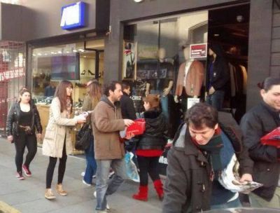 La Juventud Radical hace campa�a por Ernesto Sanz en todo Mar del Plata y Bat�n