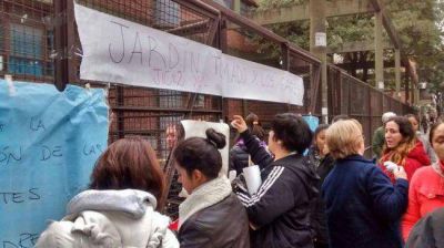 Abrazo y paro para que la maestra y la directora de Agust�n vuelvan al Jard�n 2