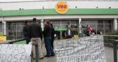 Trabajadores realizan una protesta por despidos en el supermercado VEA