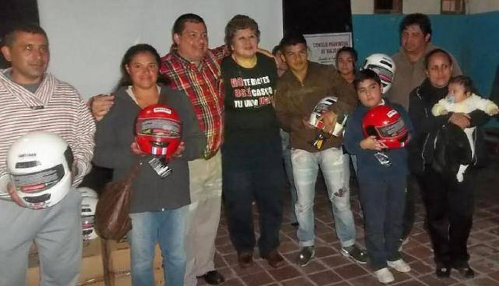 Seguridad Vial: Entregan decenas de cascos de seguridad a motociclistas