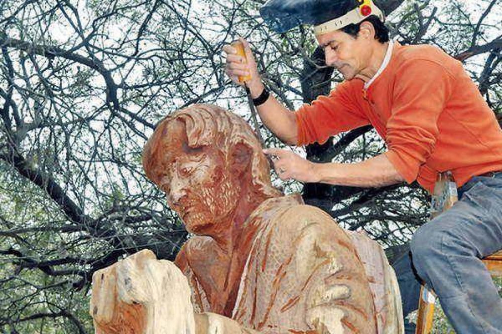 Esculpen gigantesca escultura en honor del famoso 