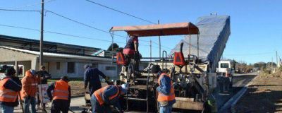 Comenz� la pavimentaci�n de la calle frente a la obra del Jard�n N� 907