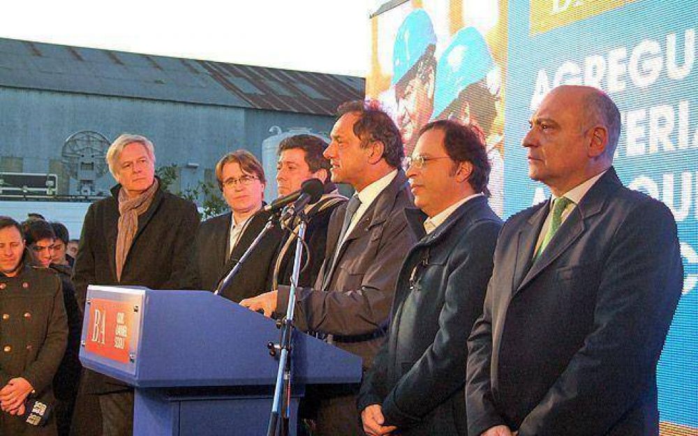 Scioli visit� Brown e inst� a �cuidar las conquistas�