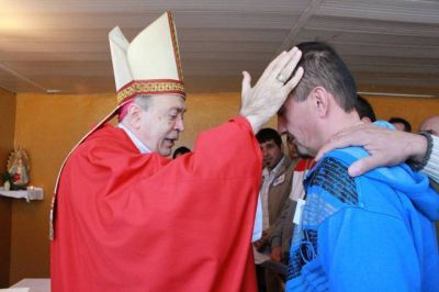 El obispo confirm� y dio la comuni�n a j�venes internos de Bat�n