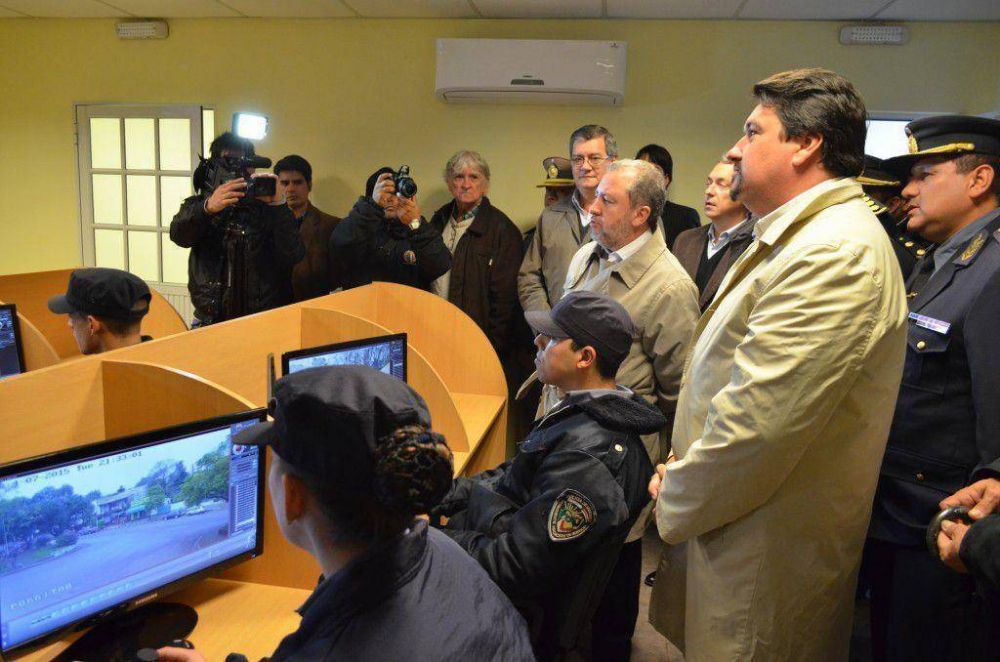 Closs inaugur� el sistema de vigilancia por c�maras y la seccional cuarta de Polic�a, en Ober�