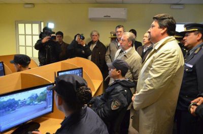 Closs inaugur� el sistema de vigilancia por c�maras y la seccional cuarta de Polic�a, en Ober�