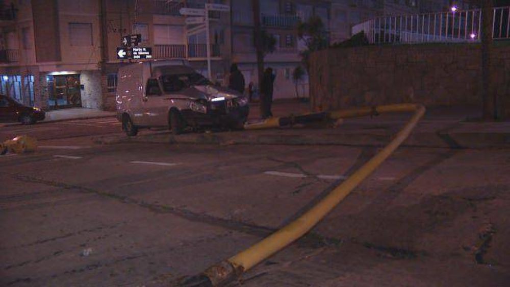Se desmay� mientras manejaba y choc� contra un sem�foro: est� herido 