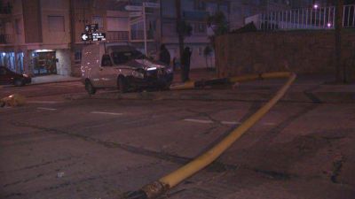 Se desmay� mientras manejaba y choc� contra un sem�foro: est� herido 